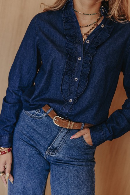 Zoom sur la chemise. Zoom sur la chemise.