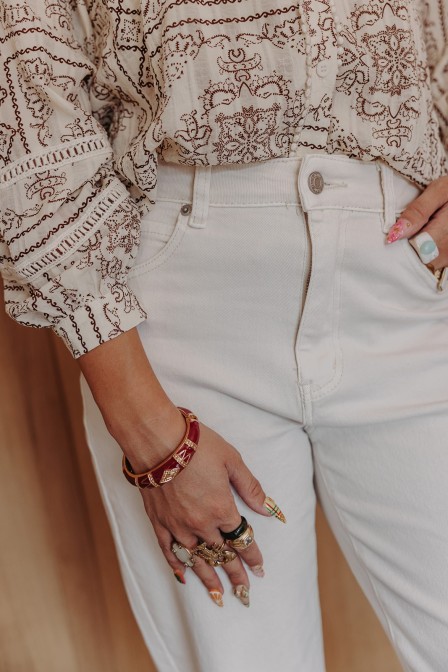 Zoom sur le bracelet posé. Zoom sur le bracelet posé.
