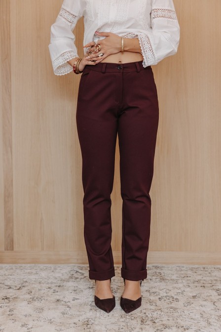 Femme avec un pantalon. Femme avec un pantalon.