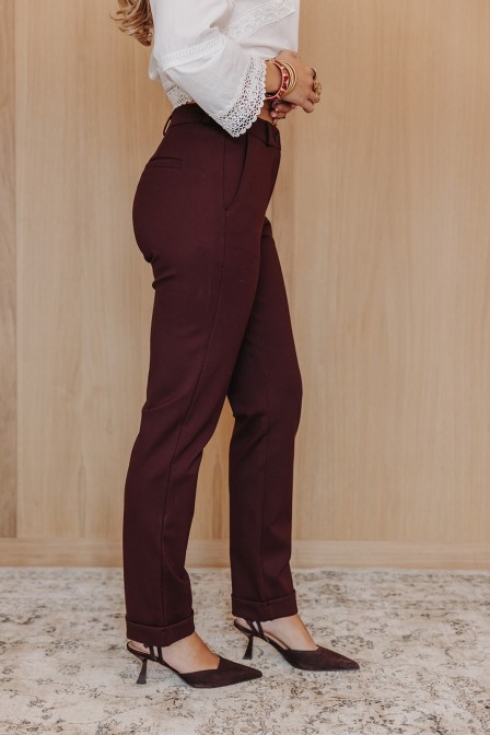 Femme avec un pantalon. Femme avec un pantalon.