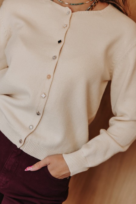 Femme avec un gilet boutonné. Femme avec un gilet boutonné.