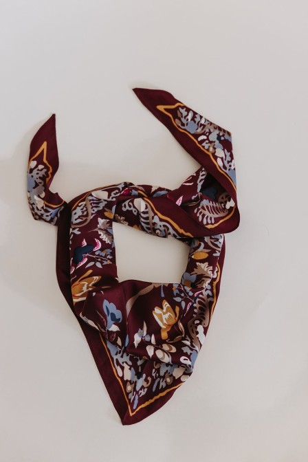 Zoom sur le foulard posé.