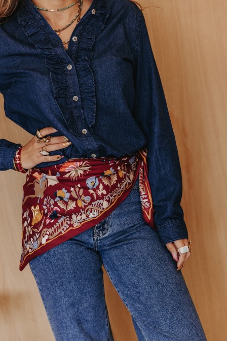 Zoom sur le foulard posé.