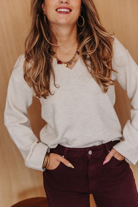Femme avec un pull.