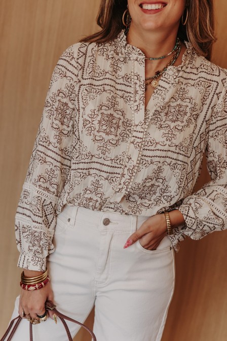 Femme assise avec une chemise. Femme assise avec une chemise.