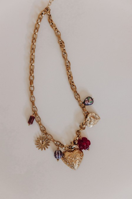 Zoom sur le collier posé. Zoom sur le collier posé.