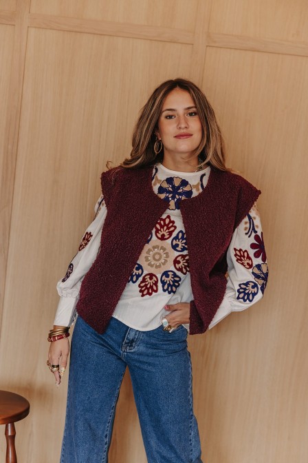 Femme avec une veste sans manches.