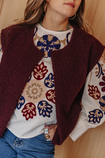 Femme avec une veste sans manches.
