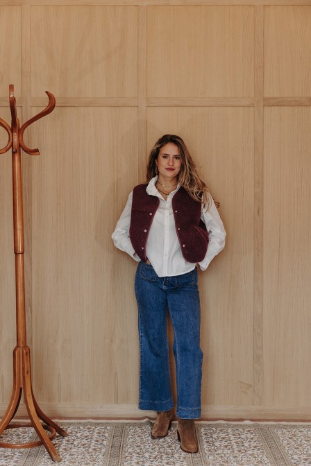Femme avec un gilet sans manches. Femme avec un gilet sans manches.