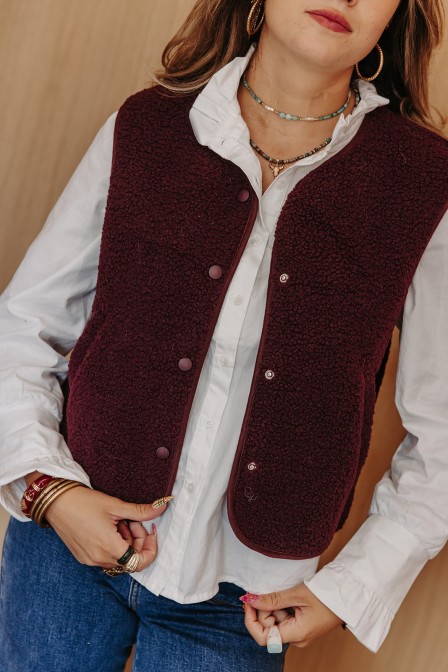 Femme avec un gilet sans manches. Femme avec un gilet sans manches.