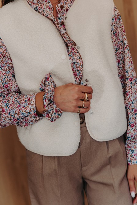 Femme avec un gilet en bouclettes sans manches.