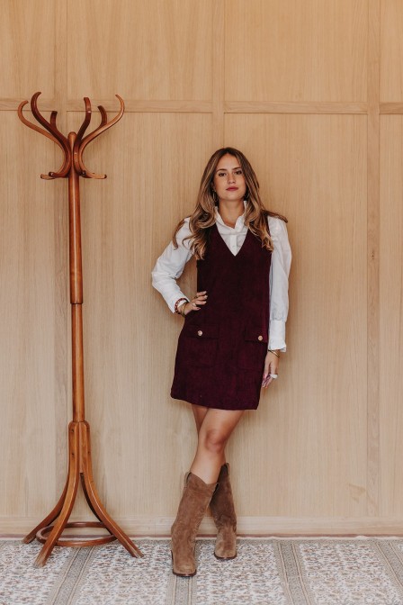 Femme avec une robe style chasuble.
