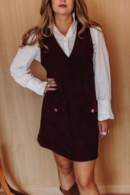 Femme avec une robe style chasuble.