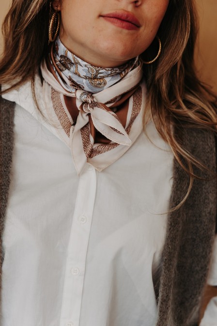 Femme qui tient un foulard.