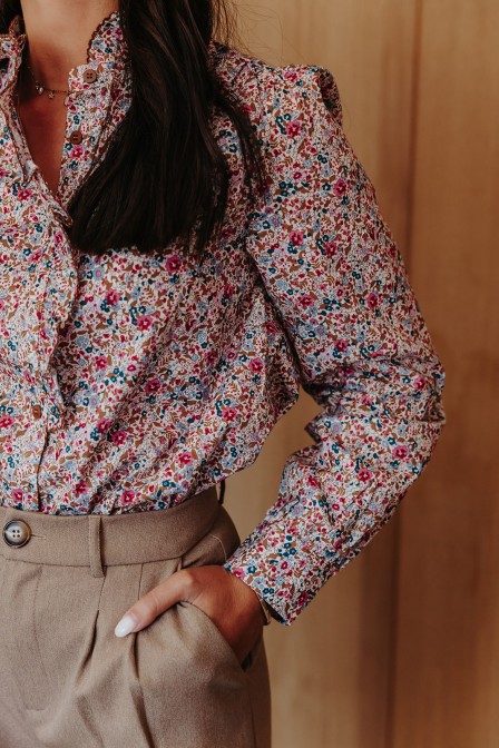 Femme avec une chemise fleurie. Femme avec une chemise fleurie.
