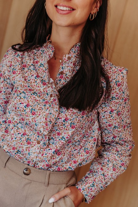 Femme avec une chemise fleurie. Femme avec une chemise fleurie.