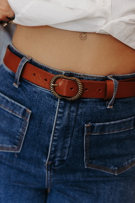 Femme avec une ceinture. Femme avec une ceinture.