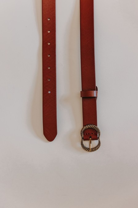 Femme avec une ceinture. Femme avec une ceinture.