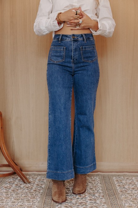 Femme avec un denim flare. Femme avec un denim flare.