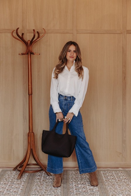 Femme avec un denim flare. Femme avec un denim flare.