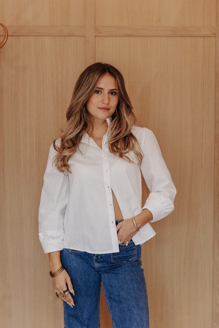 Femme avec une chemise blanche. Femme avec une chemise blanche.