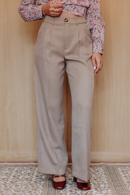Femme avec un pantalon. Femme avec un pantalon.