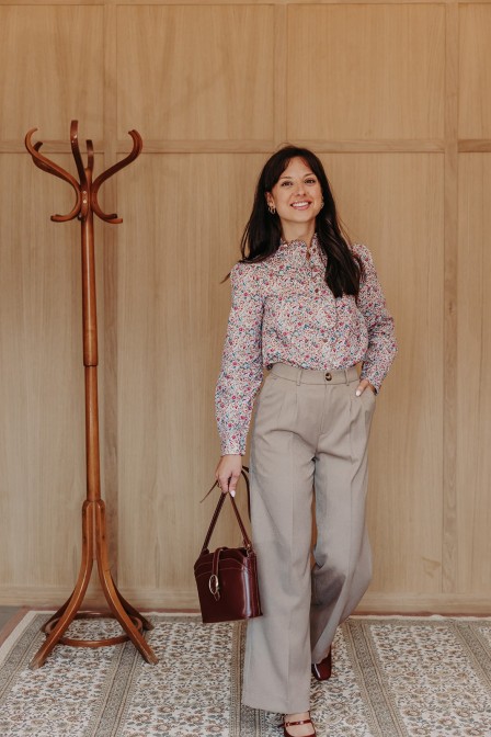 Femme avec un pantalon. Femme avec un pantalon.