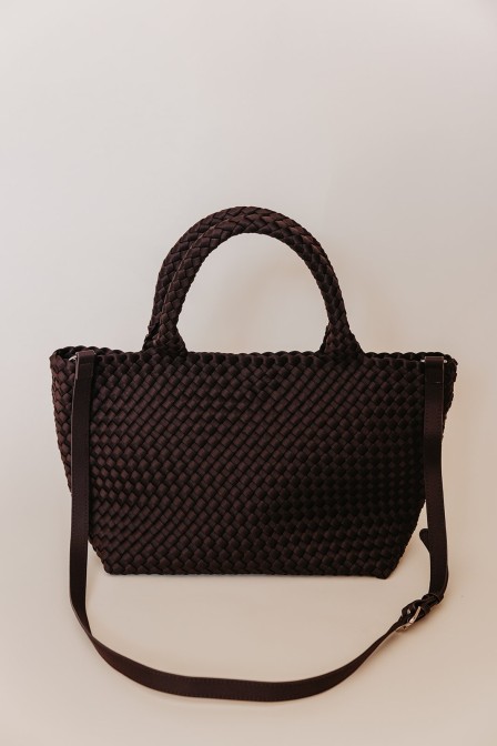 Femme qui tient un sac tressé. Femme qui tient un sac tressé.