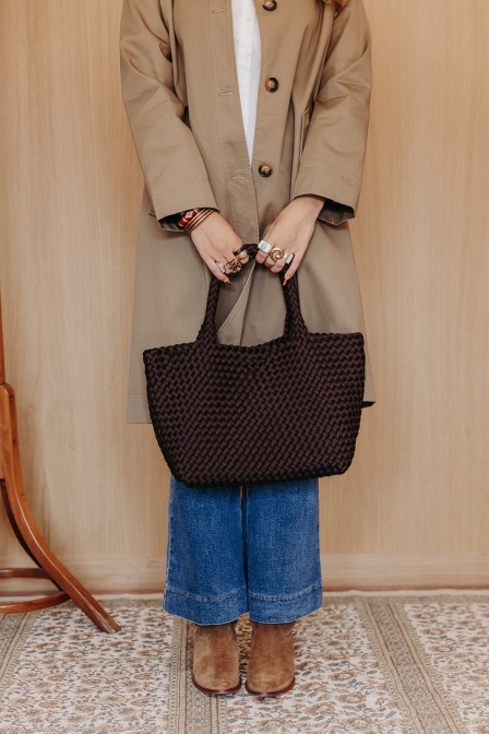 Femme qui tient un sac tressé. Femme qui tient un sac tressé.