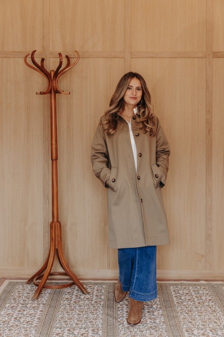 Femme avec un trench kaki.