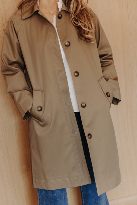 Femme avec un trench kaki.
