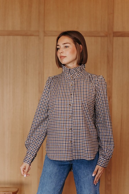 Femme avec une chemise. Femme avec une chemise.