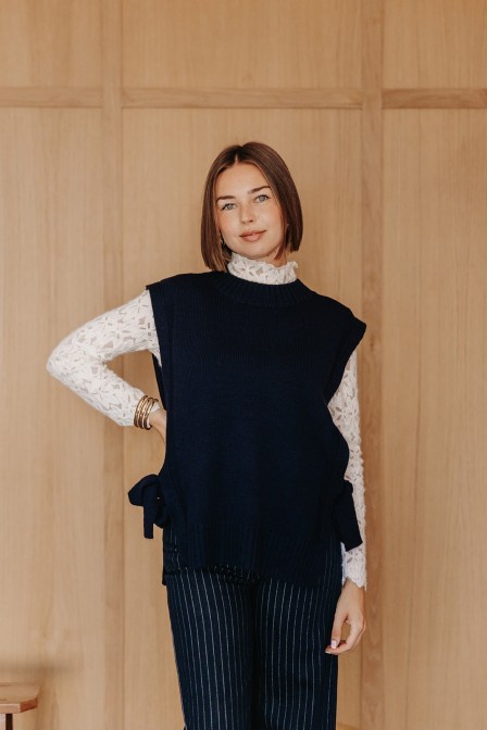 Femme avec un pull.