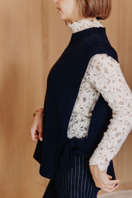 Femme avec un pull.