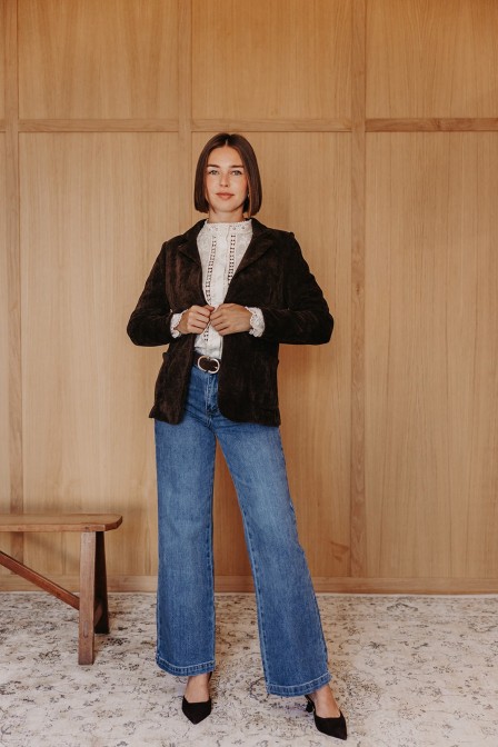 Femme avec un blazer.