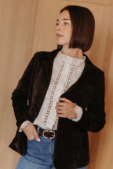 Femme avec un blazer.