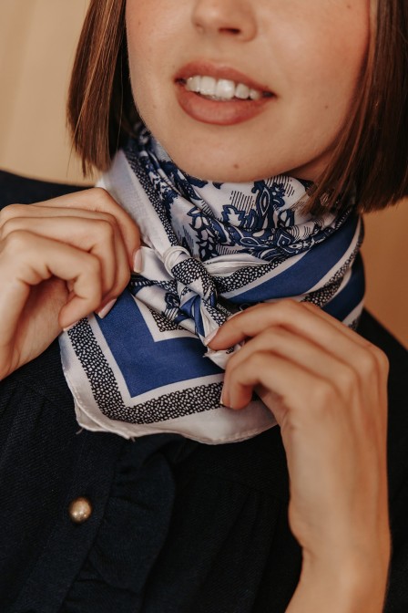 Foulard posé à plat.