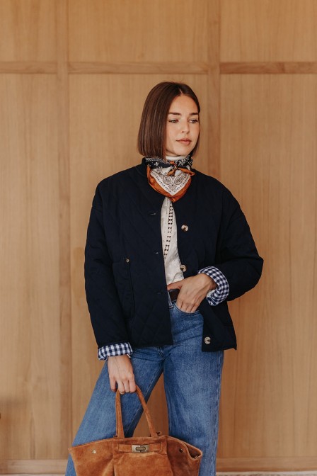 Femme avec une veste.