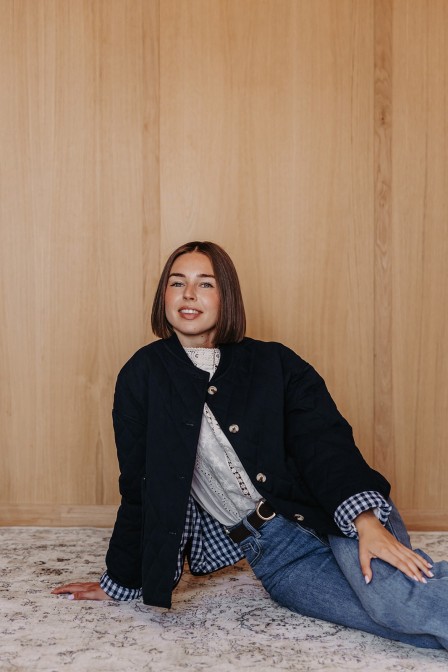 Femme avec une veste.