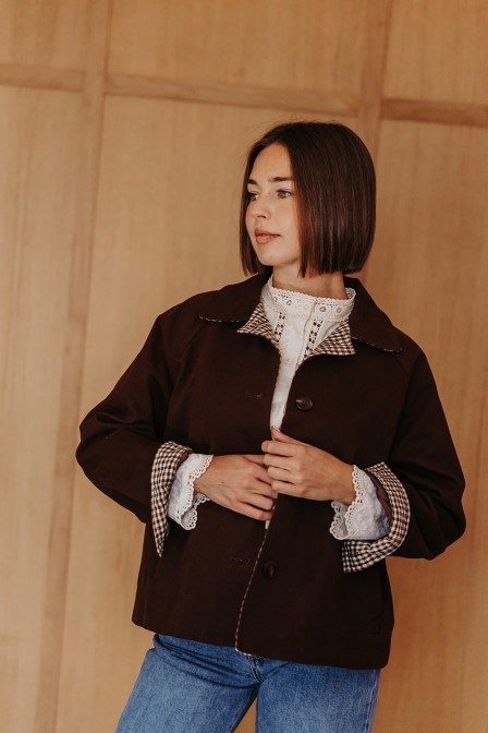 Femme avec une veste.