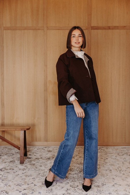 Femme avec une veste.
