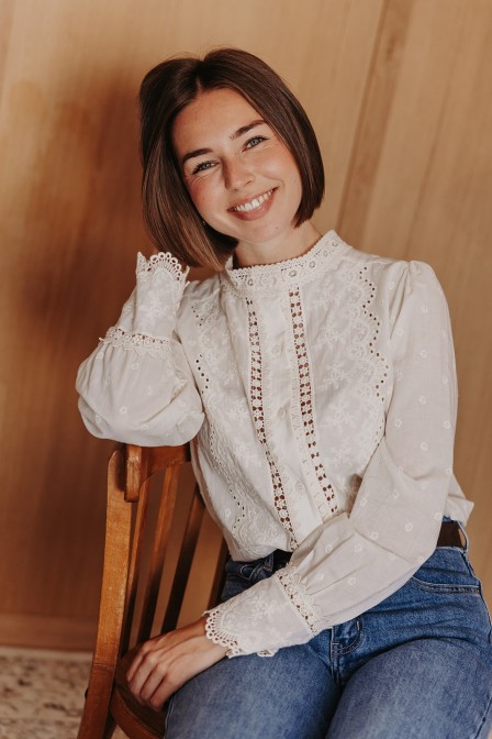 Femme avec une chemise brodée. Femme avec une chemise brodée.