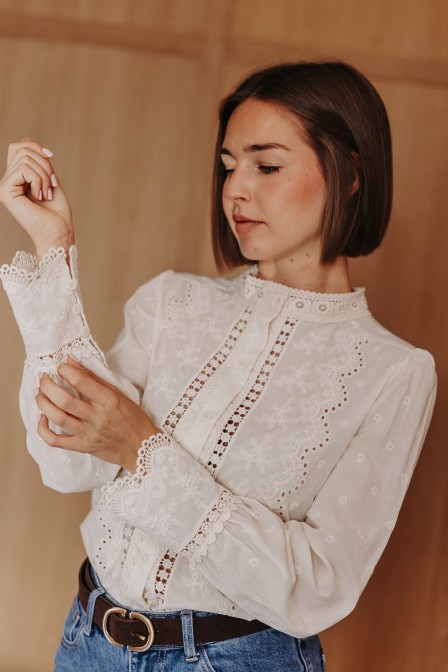 Femme avec une chemise brodée. Femme avec une chemise brodée.