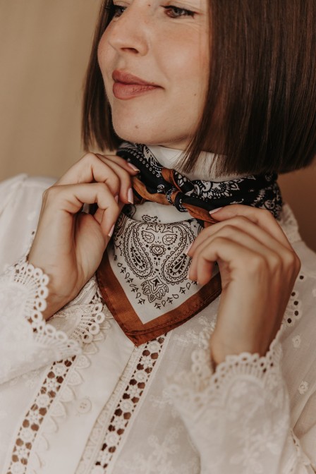 Zoom sur le foulard porté.