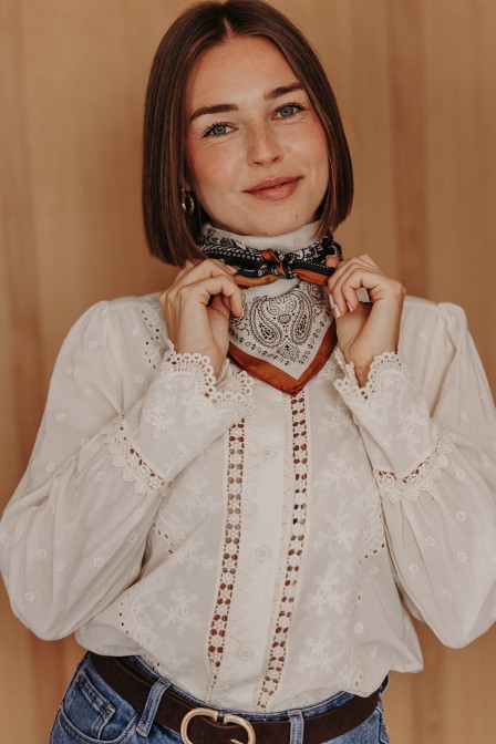 Zoom sur le foulard porté.