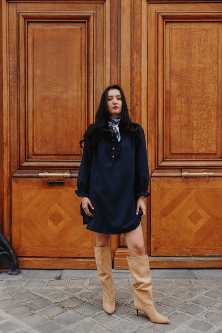 Femme avec une robe.