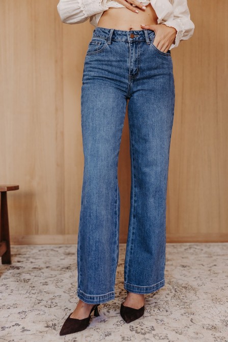 Femme avec un jean.