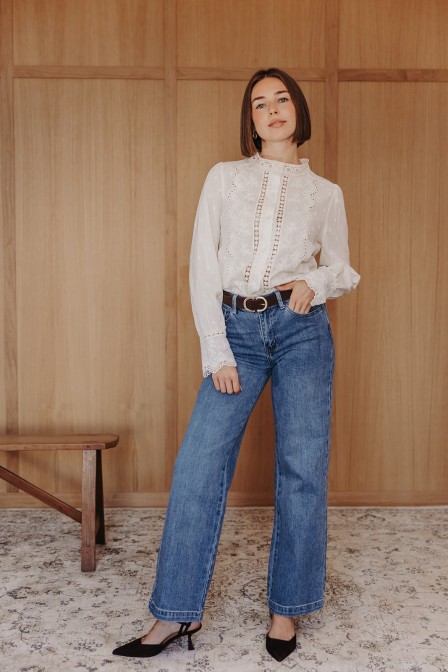 Femme avec un jean.