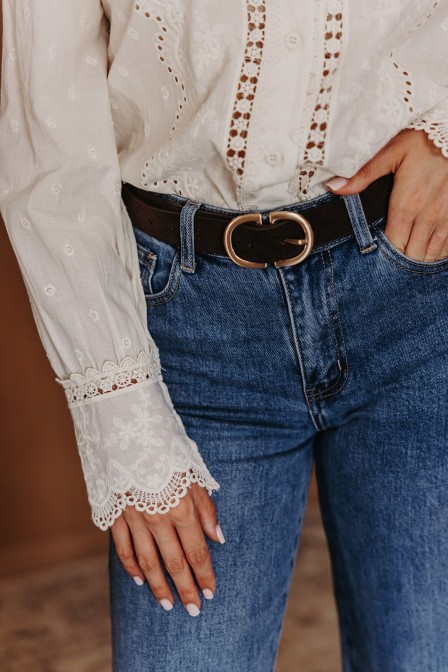 Femme avec une ceinture. Femme avec une ceinture.