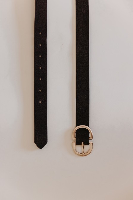 Femme avec une ceinture. Femme avec une ceinture.